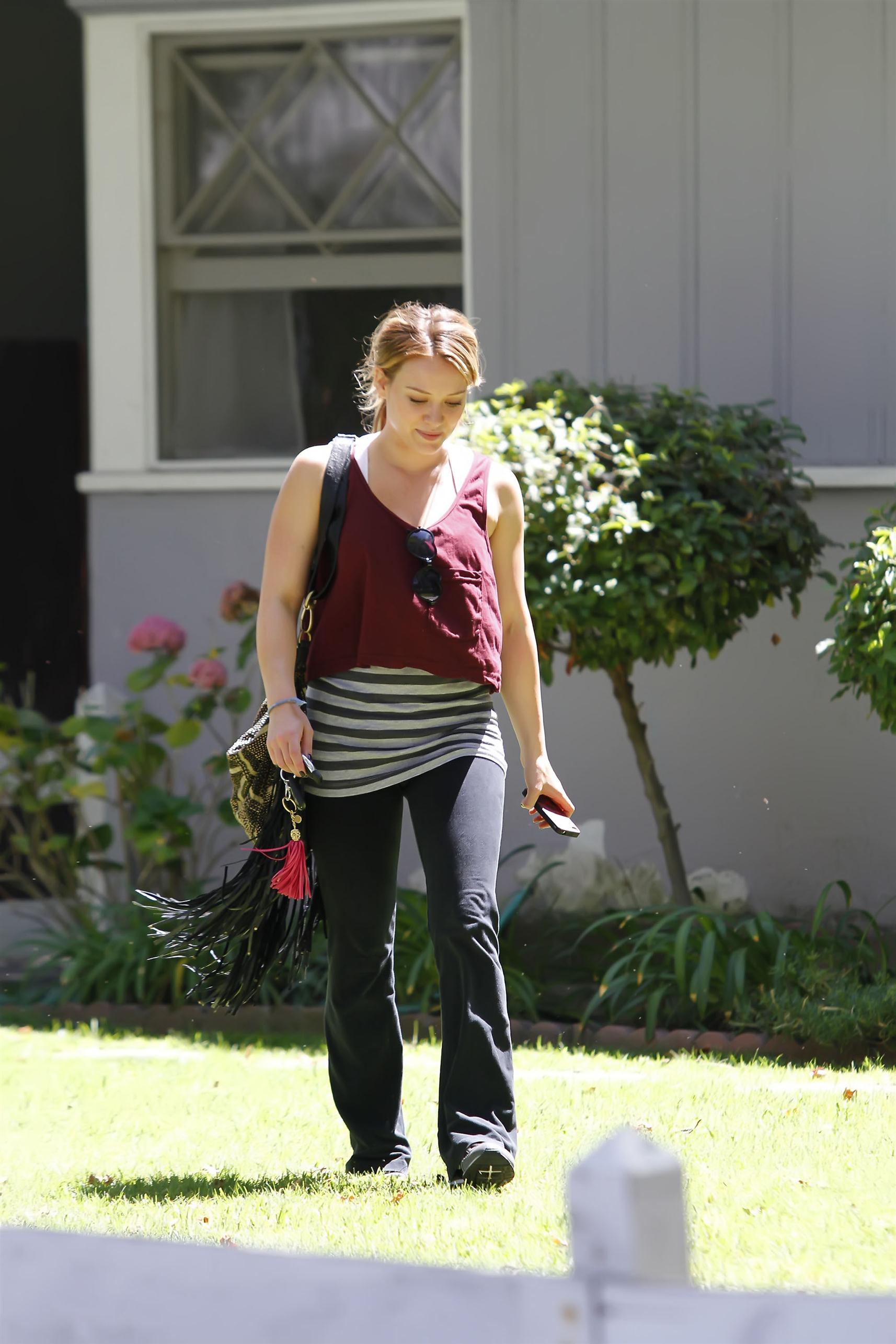 Hilary Duff pregnant star arriving for a yoga class | Picture 67672